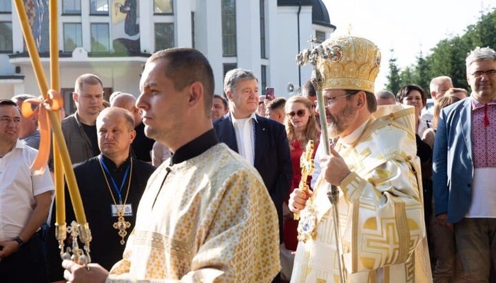 Petro Poroshenko and Rostislav Pavlenko (the far right) at the service of the UGCC in Zarvanitsa. Photo: prm.ua