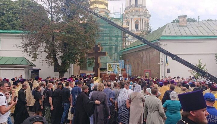 The cross walkers of the UOC entering the Kyiv-Pechersk Lavra. Photo: UOJ