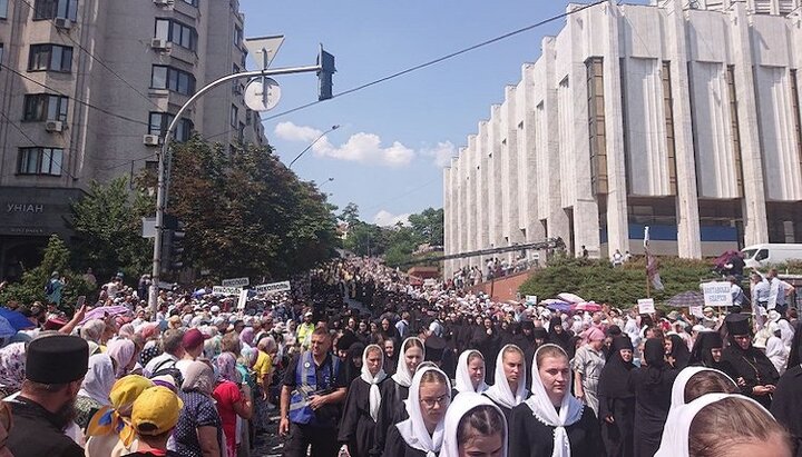 The beginning of the cross procession. Photo: UOJ