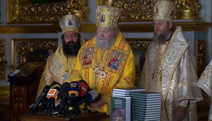 Archbishop Mikhail of Prague (center) at a briefing at the Kyiv-Pechersk Lavra. Photo: screenshot of the UOC YouTube channel