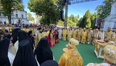 Media: OCU adepts from all over Ukraine brought to worship with Phanar head