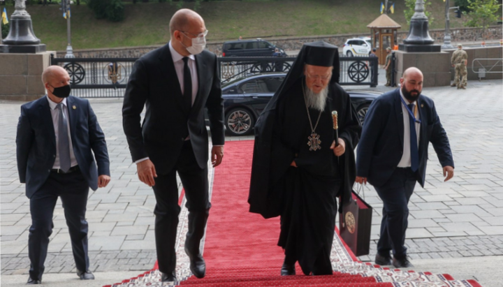 Shmyhal and the Phanar head rising to the entrance to the Cabinet of Ministers. Photo: kmu.gov.ua