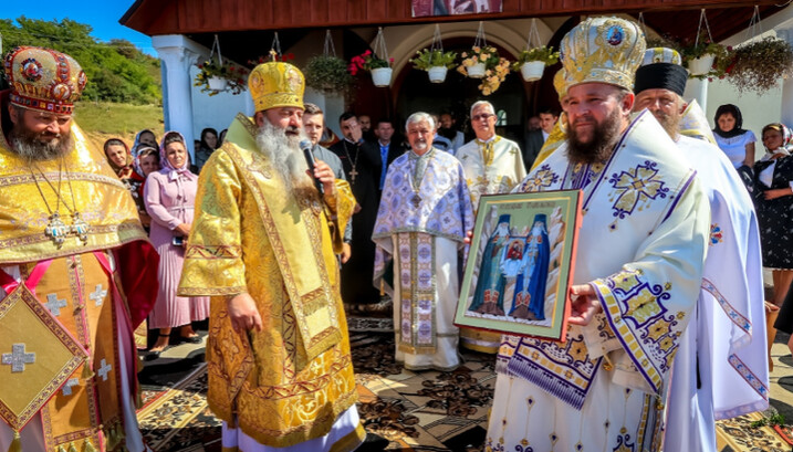 The end of the festive service with the participation of the Romanian bishop. Photo: facebook.com / EORMMSM