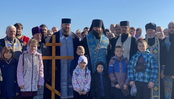 Bishop Pimen with the clergy of the Rivne diocese of the UOC and parishioners of Ptycha village. Photo: UOJ