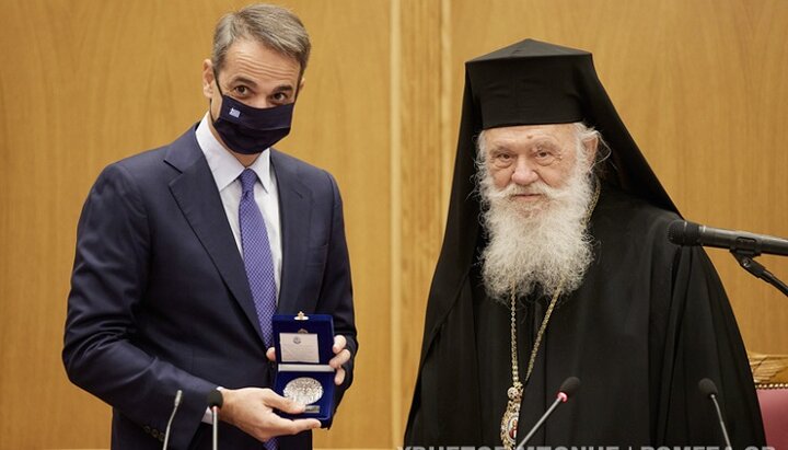 Prime Minister Kyriakos Mitsotakis and Archbishop Ieronymos II. Photo: romfea.gr