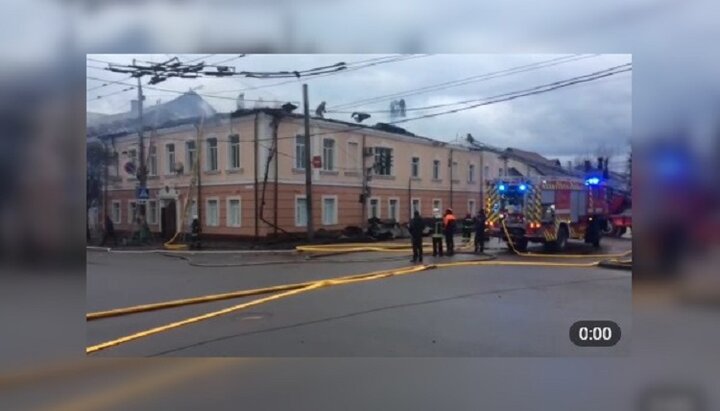 The roof and the first floor of the administrative building of the Zhytomyr Eparchy are burnt out during a fire. Photo: Zhytomyr24