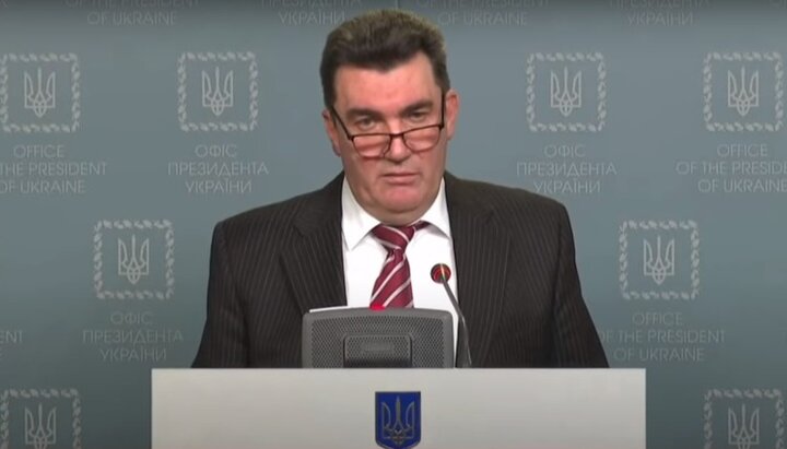 Secretary of the National Security and Defense Council Aleksei Danilov conducts a press briefing on 24 January 2022. Photo: screenshot of the RBC YouTube channel video