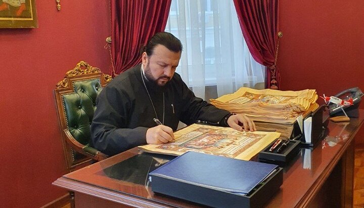 Metropolitan Leonid is signing antimensions for African churches. Photo: Metropolitan Leonid's Telegram channel