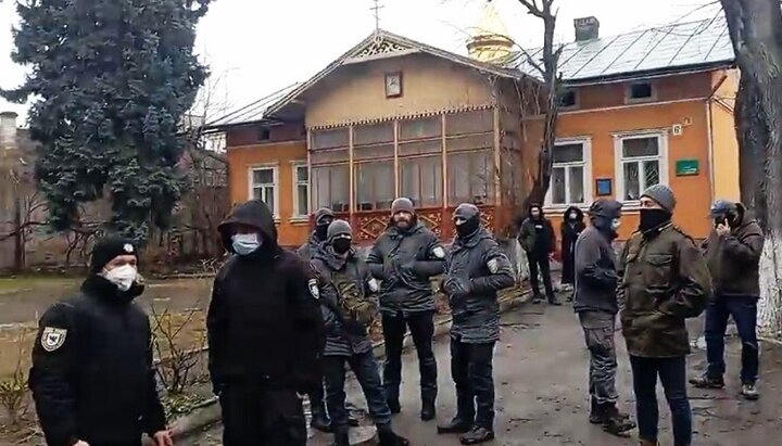 In Ivano-Frankivsk, believers of the UOC are driven out of their church. Photo: UOJ