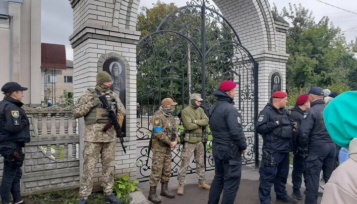 Men in balaclavas cut off locks and seized UOC church in Popelnia