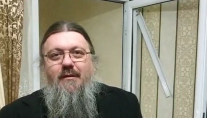 Archimandrite Nikita tells about the searches against the background of the door broken down by the SBU officers. Photo: screenshot of the video of the Telegram channel of the Chernivtsi diocese