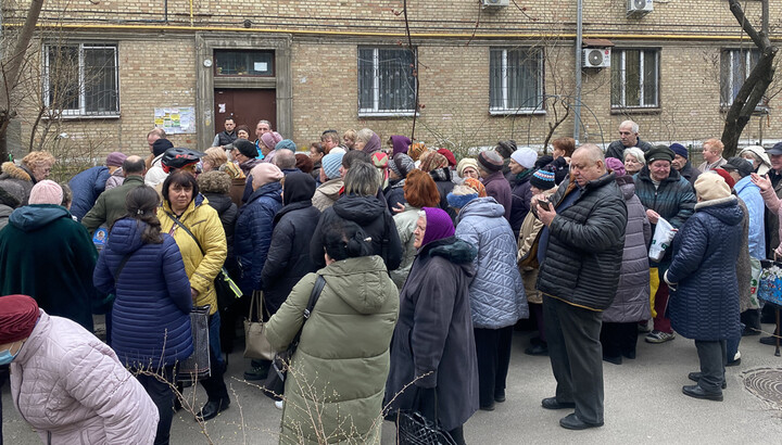 Distribution of food packages to Kyiv residents. Photo: lavra.ua