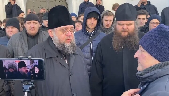 KDAiS Rector communicating with the commission members at the Academic Church. Photo: a KDAiS video screenshot