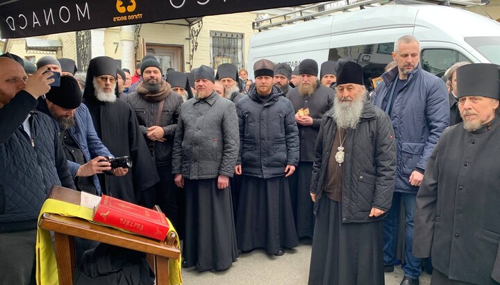 Primate of the Ukrainian Orthodox Church at a prayer near the Lavra. Photo: UOJ