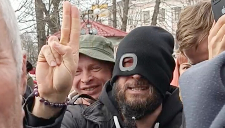 Satanist near the temple of the UOC in Kamyanets. Photo: screenshot t.me/lavralive