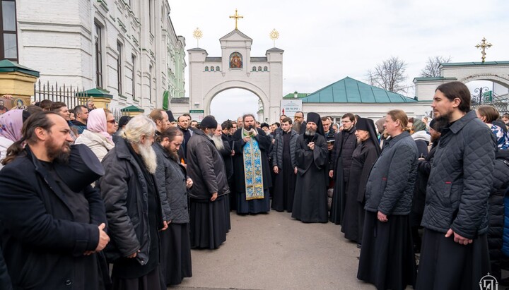 The brethren of the Lavra and the faithful at the prayerful standing. Photo: UOC