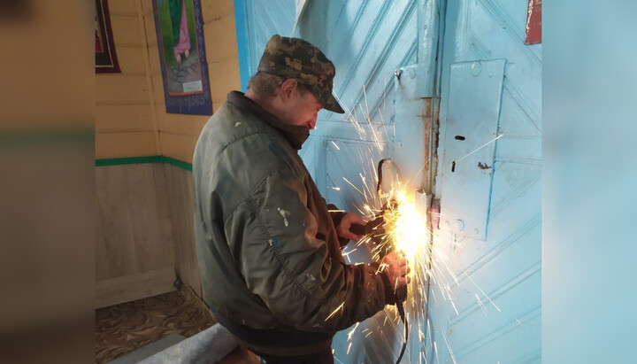 Raiders of the OCU cut off the locks in the Alexander Nevsky Church of the UOC in the village of Tsarivka. Photo: spzh.news