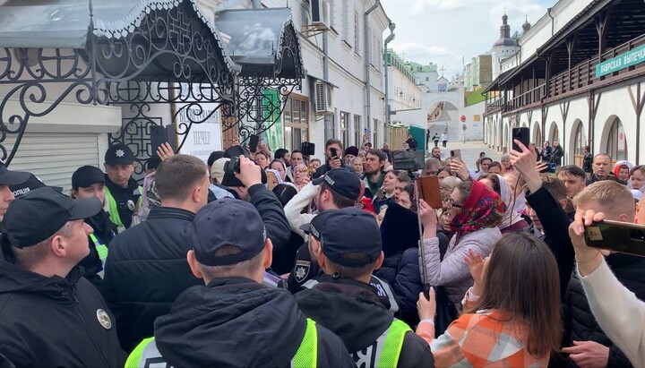 Standing of UOC believers near the 39th building of the Kyiv-Pechersk Lavra. Photo: spzh.news