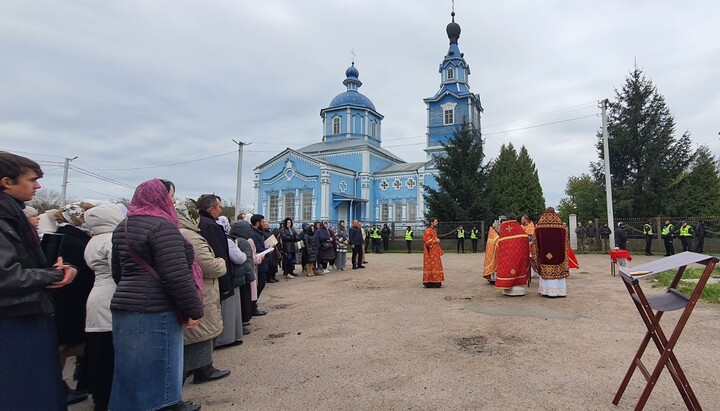 The liturgy of the St. Michael community of the UOC in Boyarka at their seized church. Photo: UOJ