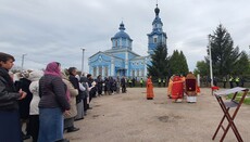 Boyarka UOC community holds a liturgy at the gates of their seized temple