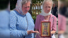 Icon begins to stream myrrh during prayer standing in Kyiv Caves Lavra