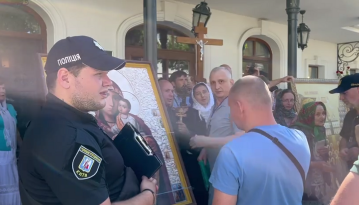 The Ministry of Culture failed to seize the Lavra's new buildings without security forces. Photo: UOJ