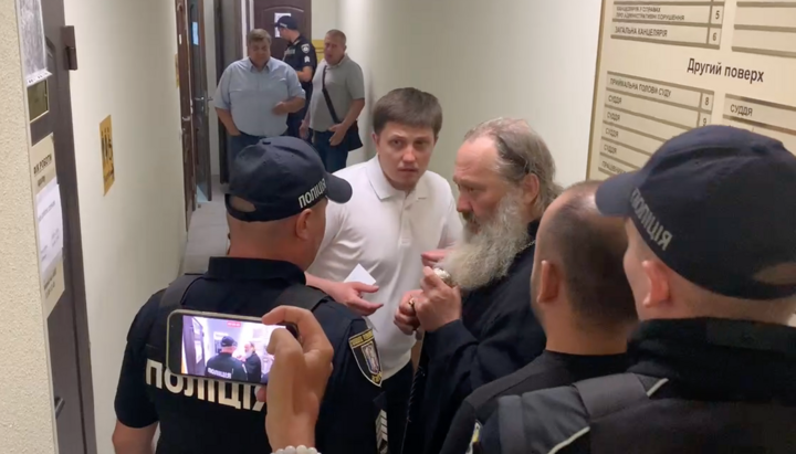 Metropolitan Pavel in the corridor of the court. Photo: UOJ