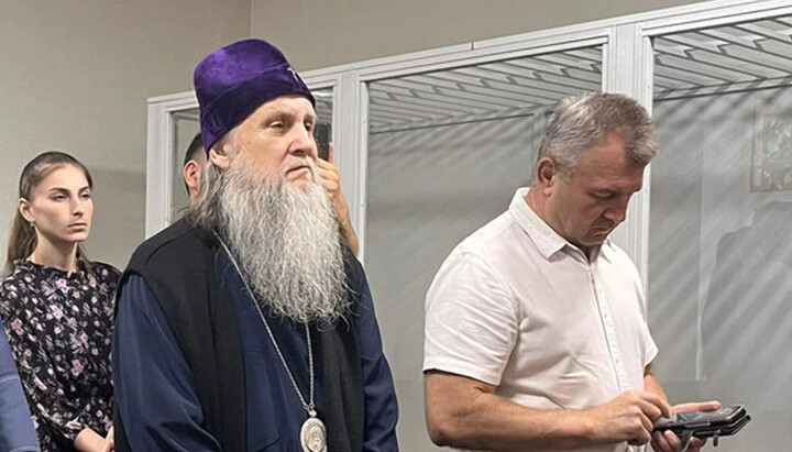 Metropolitan Jonathan and lawyer Ihor Chudovsky in court. Photo: politarena.org