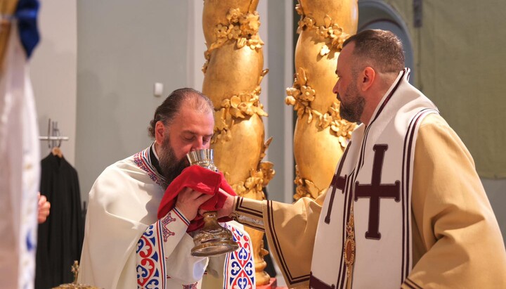 Archimandrite Gabriel receives communion from the hands of a Phanariot bishop. Photo: Facebook page of the stauropegy of the Patriarchate of Constantinople