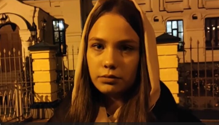 A participant in the prayer standing near the Kyiv-Pechersk Lavra. Photo: a video screenshot of the KozakTv1 Telegram channel.