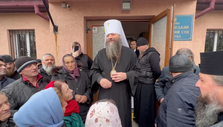 Metropolitan Longin in front of the courthouse. Photo: UOJ