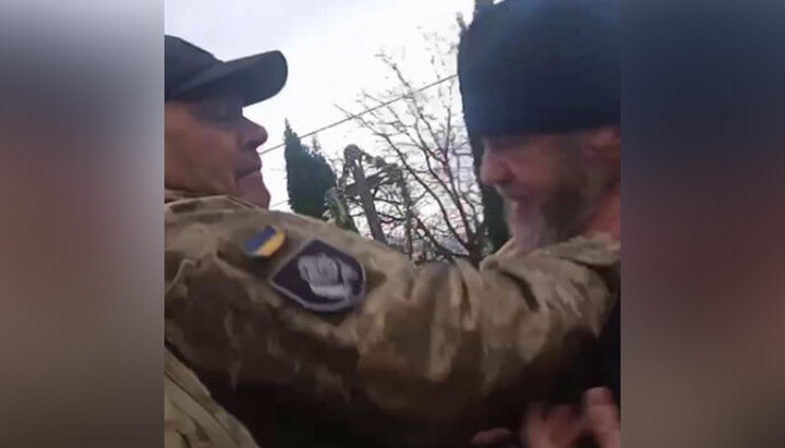 An OCU raider attacking a UOC priest in the village of Luh, Transcarpathia, during the seizure of a church. Photo: spzh.news