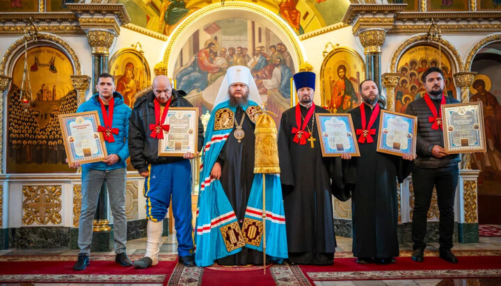 Cherkasy Metropolitan awards defenders of Nativity of Theotokos Convent