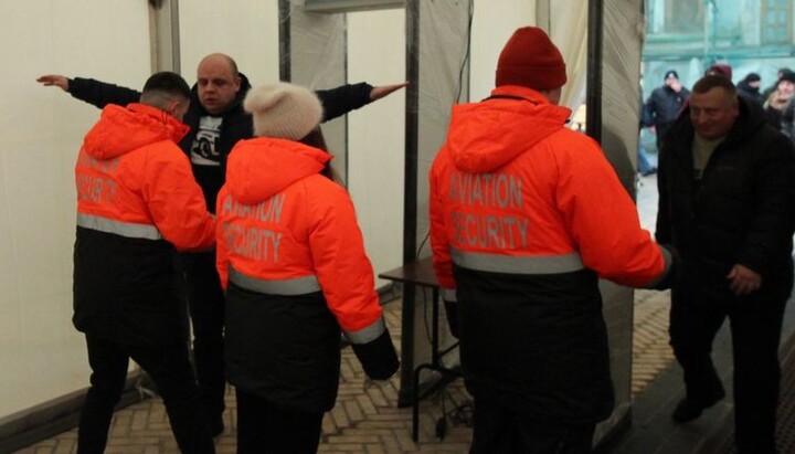 Believers of the OCU are checked with metal detectors in Kyiv-Pechersk Lavra. Photo: bbc.com