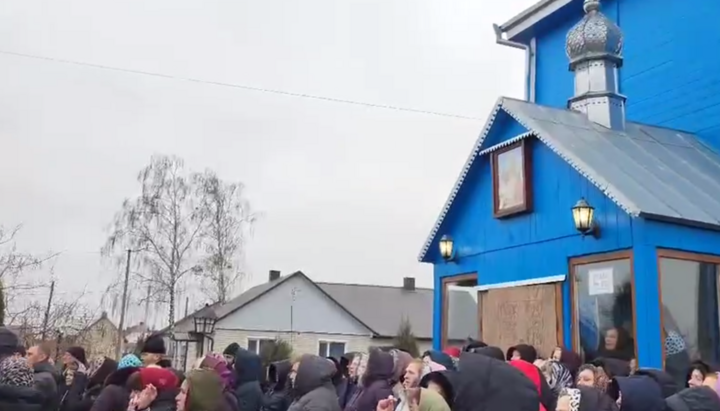 Believers defend their church of the Nativity of the Most Holy Theotokos in Kamin-Kashyrsky. Photo: UOJ