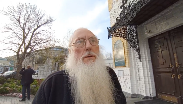 Father Georgiy, a UOC priest, at a prayer vigil near the Church of St. Sergius of Radonezh. Photo: t.me/save_Lavra