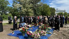 Kyiv citizens and clergy bring flowers to the destroyed Tithe Church