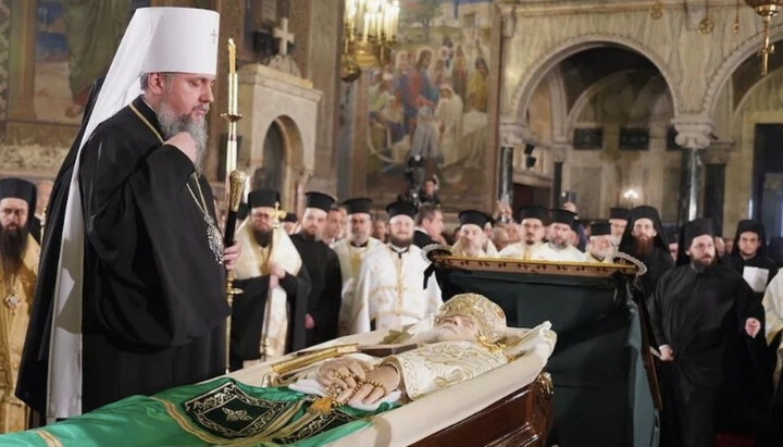 Dumenko near Patriarch Neophyte's coffin. Photo: pomisna.info