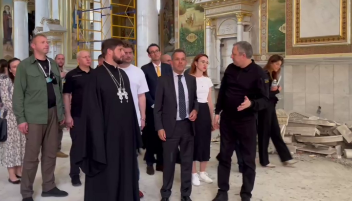 The Dutch Minister of Foreign Affairs at the UOC cathedral in Odesa, damaged by Russian shelling. Photo: screenshot of the video from the Odesa Eparchy's Facebook page