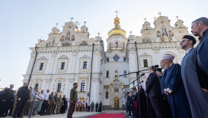 Zelensky at the Kyiv-Pechersk Lavra. Photo: President's website