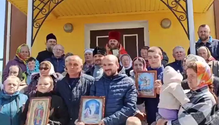 The parish and the priest near the seized St. Nicholas Church of the UOC in Mytyntsi village. Photo: Khmelnytskyi Eparchy