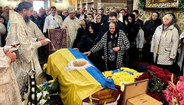 The funeral service for the fallen soldier, Colonel Oleksandr Mykytiuk. Photo: Zhytomyr Eparchy