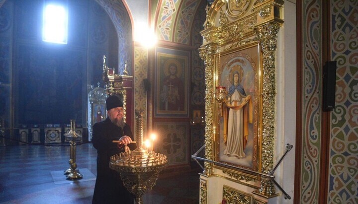 Dumenko lit a candle in the church after learning about the war. Photo: OCU