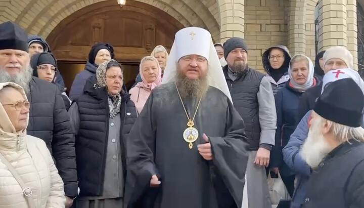 Metropolitan Theodosiy with believers on the porch of the UOC Cathedral in Cherkasy. Photo: /t.me/Cherkasy_Blagovest