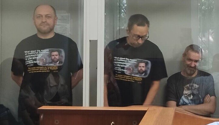 UOJ journalists at a court session on August 19, wearing T-shirts with a quote from Vance. Photo: Persecution in Ukraine