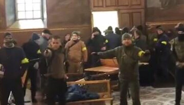 Raider seizure of the UOC Cathedral in Cherkasy by supporters of the OCU. Photo: Screenshot from UOJ video