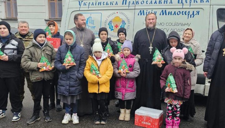 Children with gifts from the Kyiv Eparchy. Photo: UOC's press service