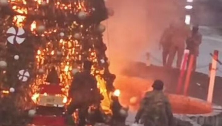 A Christmas tree was burned in Hama. Photo: Screenshot from video on X