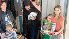 Kyiv-Pechersk Lavra brethren give presents to children on St Nicholas Day