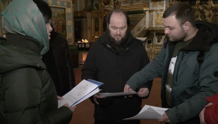 Hierodeacon Pitirim (center) with representatives of the Ministry of Culture. Photo: Screenshot "Suspilne Ternopil"